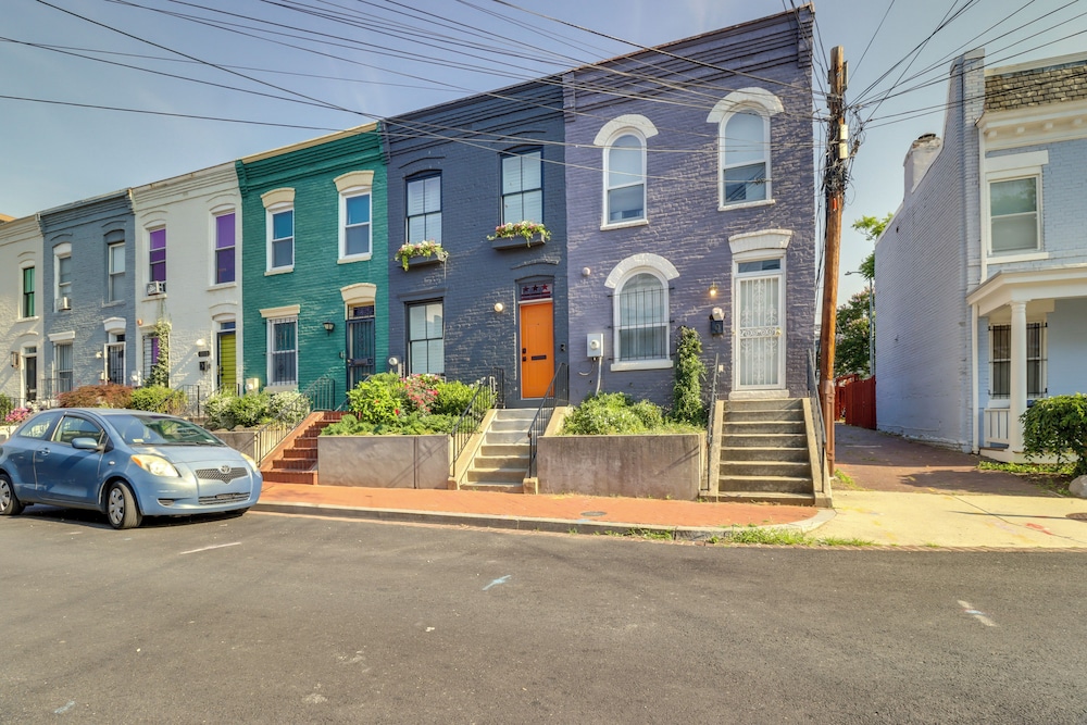 2 Mi to National Mall: Stunning Townhome w/ Patio!