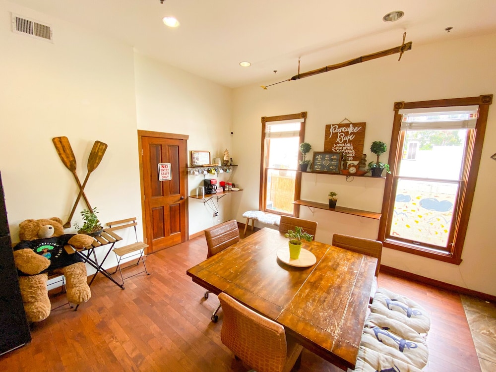 International Travelers House Hostel \- Downtown San Diego Little Italy.
