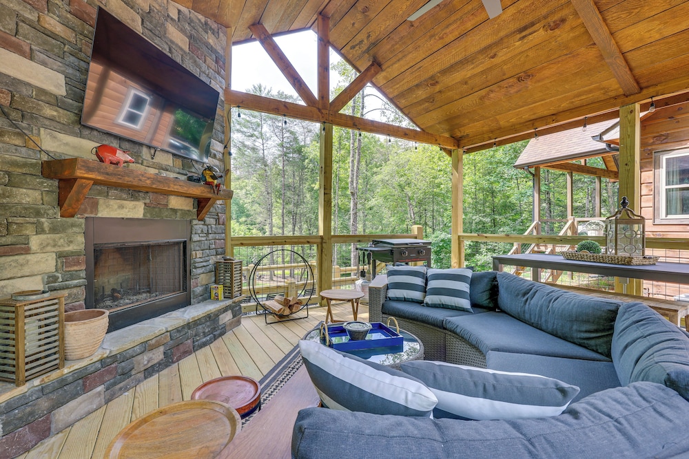 Hot Tub & Deck: Riverfront Mccaysville Cabin!