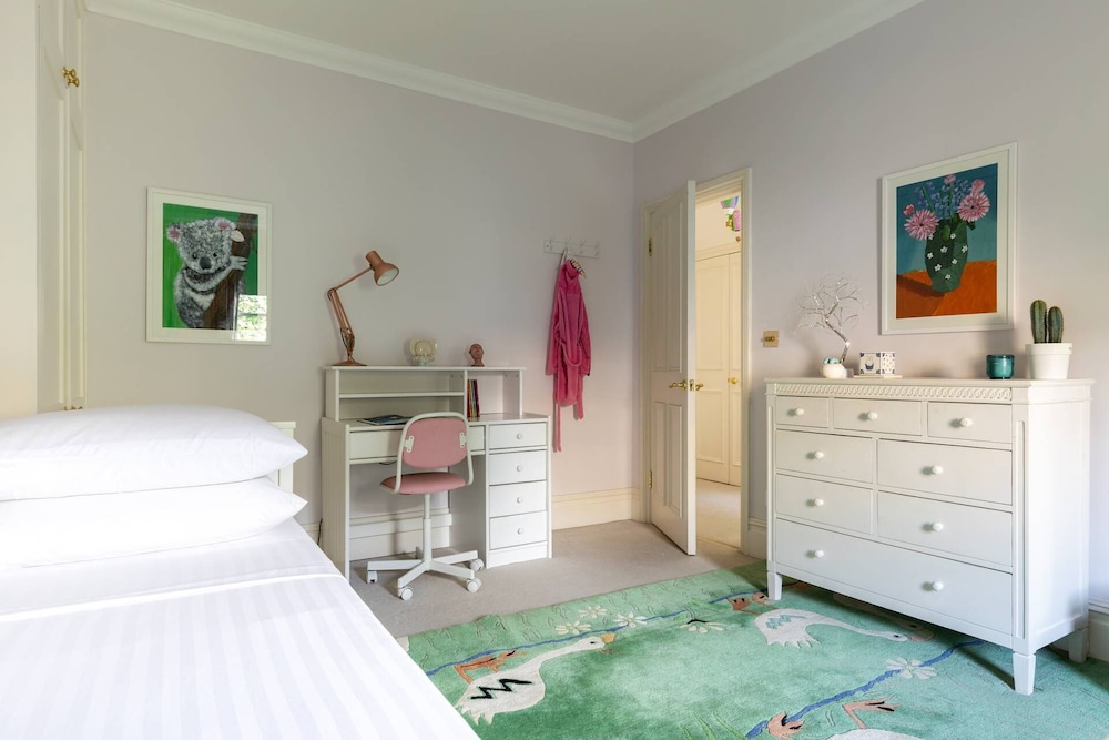 Warwick Gardens II by Onefinestay