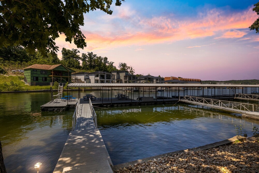 Our Cove Retreat - Perfect for Wave-free Swimming, Tanning & Prime Location Fun!