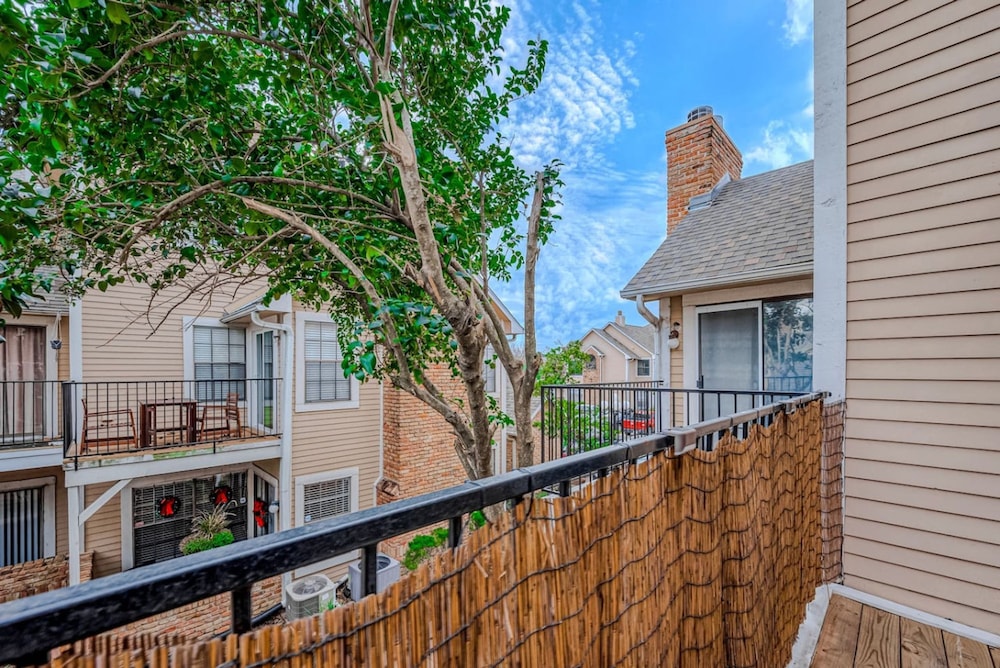 Upscale 1BR Condo in Med Center