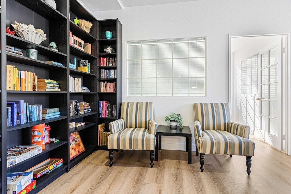 Walk to Beach Pool, Hot Tub, Private Patio, Parking Seabreeze Retreat