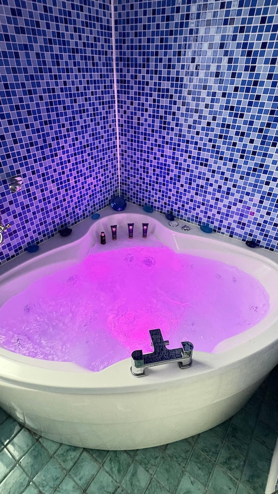 Luxurious West London Retreat With Hot Tubs & Easy Access to Central London