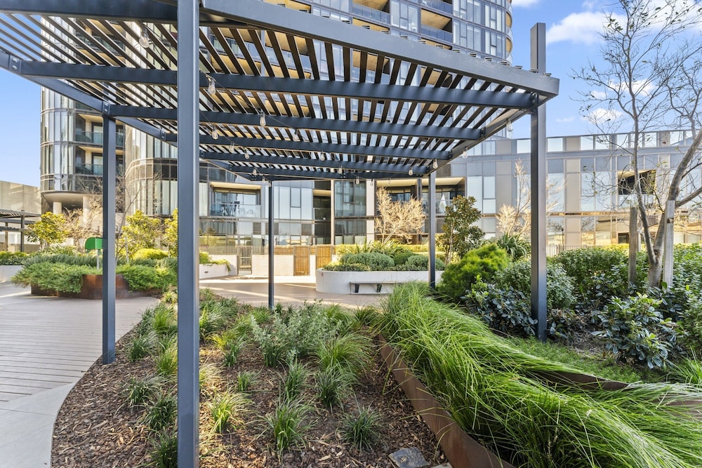 Refined 2-bed With Luxurious Building Amenities