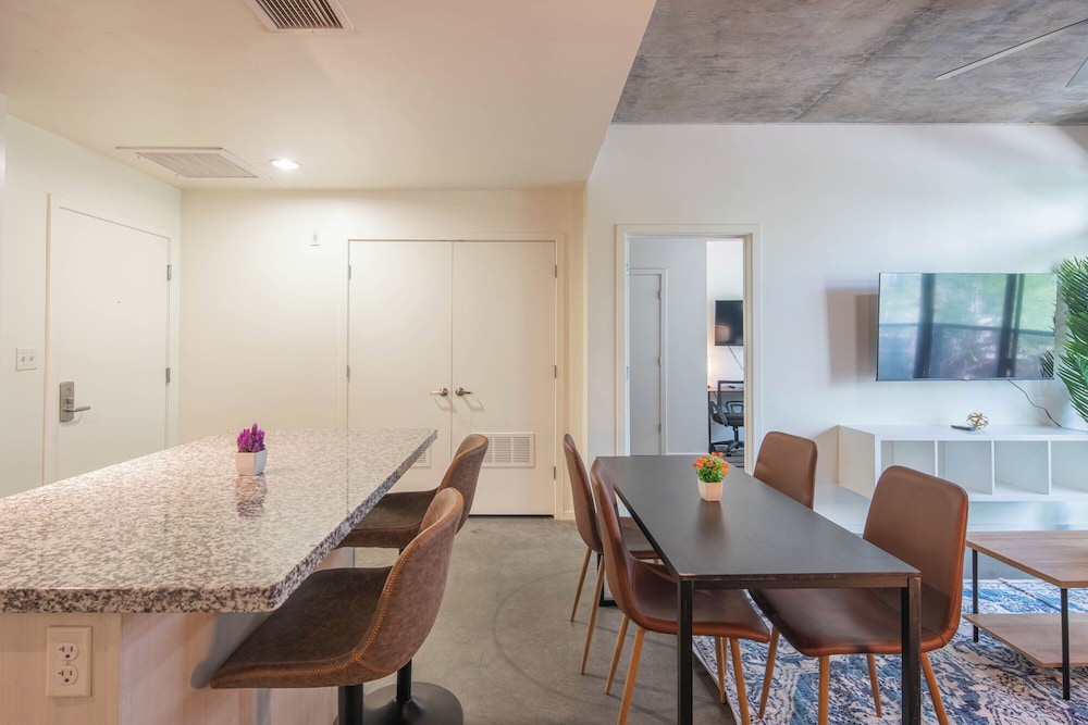ROVE LIVING/KL - Roosevelt Point