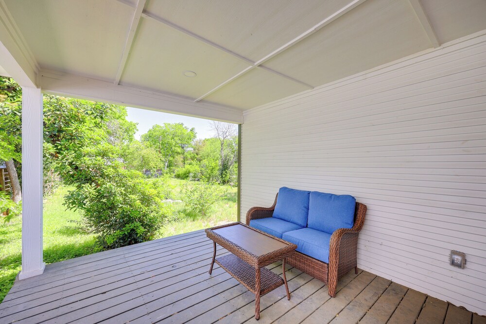 1 Mi to Dtwn San Antonio: Sleek Bungalow w/ Yard!