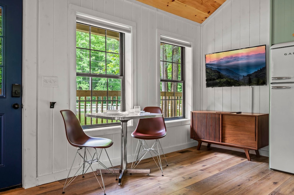 5 Cabins in Gburg Sleeps 16 Firepit Games