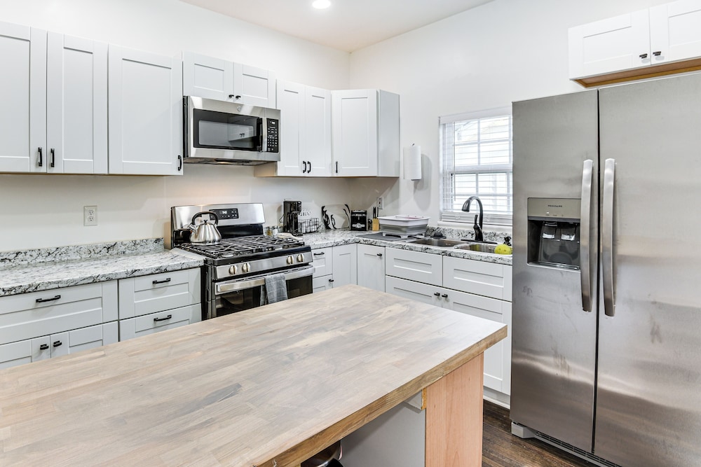 1 Mi to Tulsa Arts District: Updated Home w/ Deck!