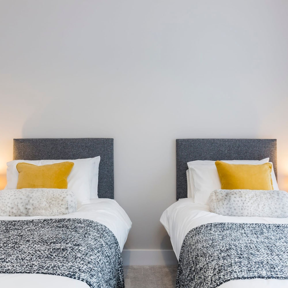 Stylish new Home With Parking - King Beds Garden view 2