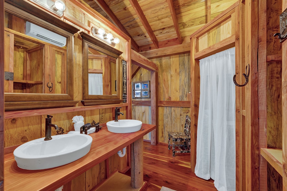 Texas Sawmill Cabin W/hot-tub, Pet-friendly, Minutes to Downtown!