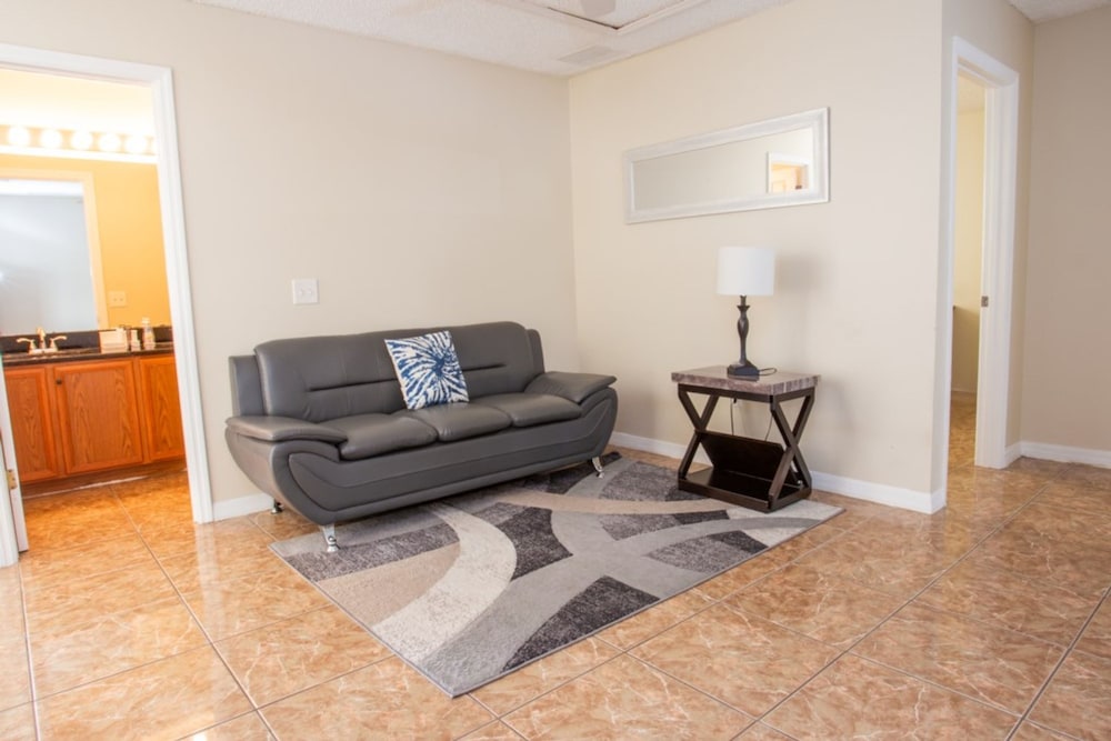 Cheerful 5 bed - 4 Bath Spacious Home