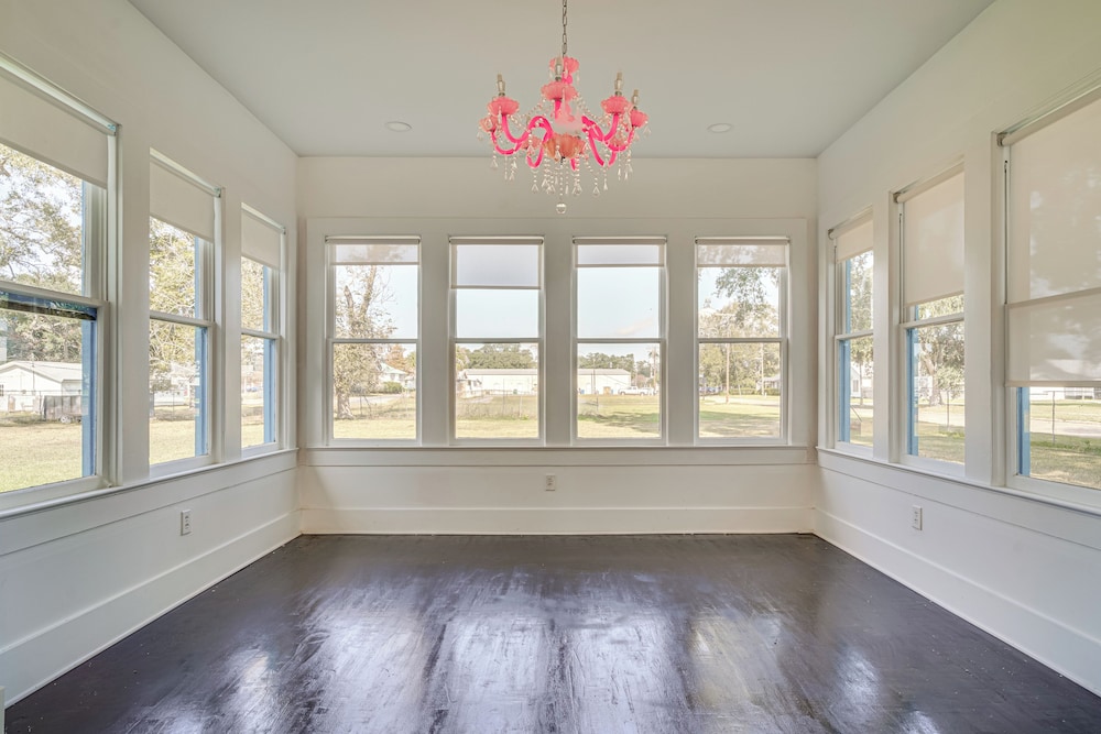2 Mi to Gator Chateau: Vibrant Home w/ Balcony