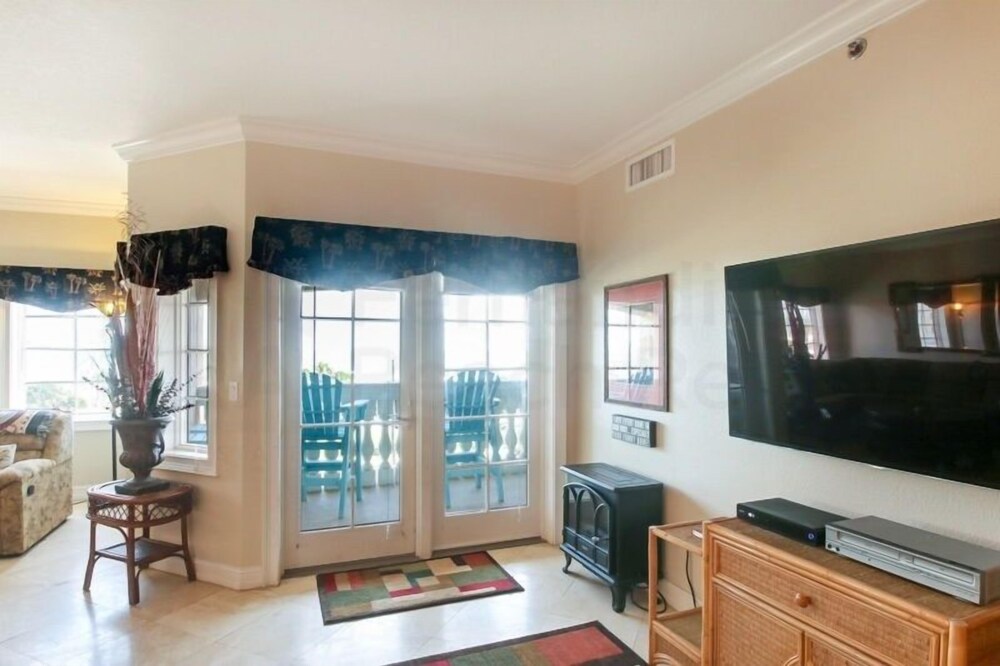 Deluxe Condo at the heart of Main Beach by RedAwning