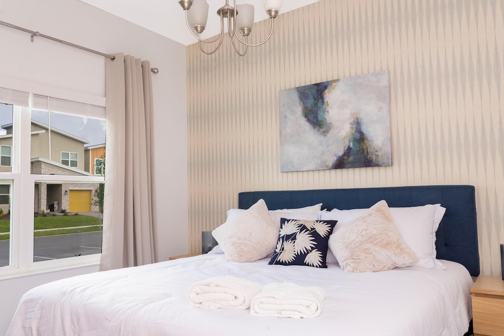 4257 PD - Storey Lake - Luxury 4 Bed Villa Private Pool - Image 2