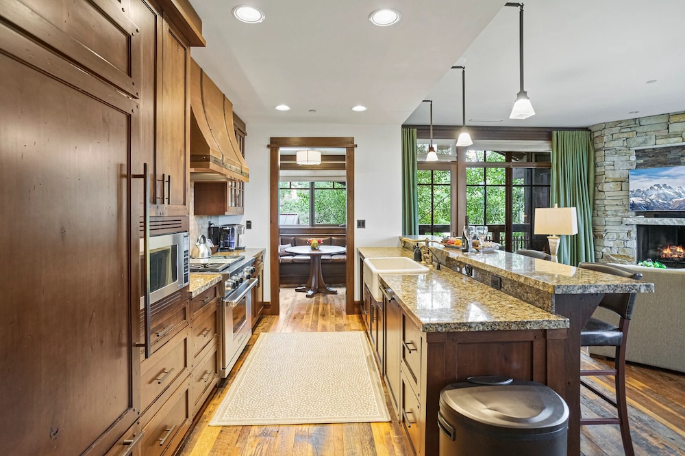 Arrowleaf Lodge at Deer Valley Resort - Three Bedroom Residence #203 3 Condo
