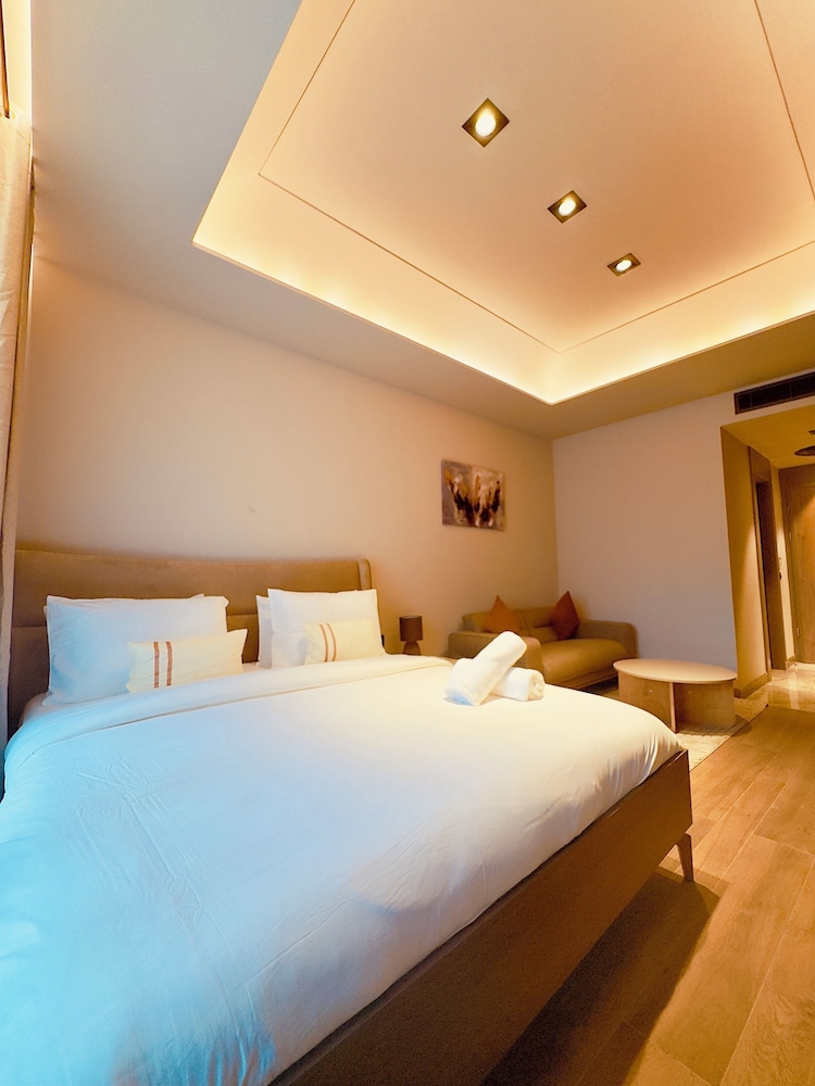 Elite Luxury Suites at Diamond in City