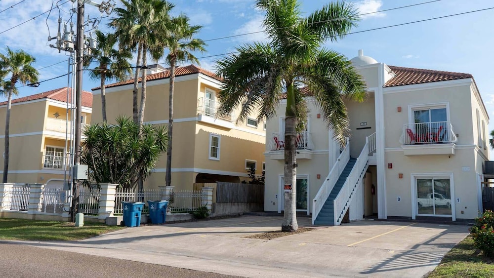 1st Floor Pool Affordable Near Beach 2 Bedroom Apts