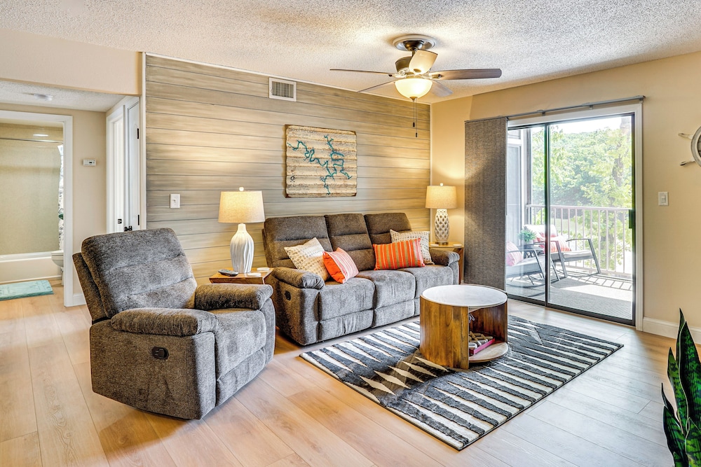 Lake & Pool Access: Lazy Days Condo w/ Balcony!