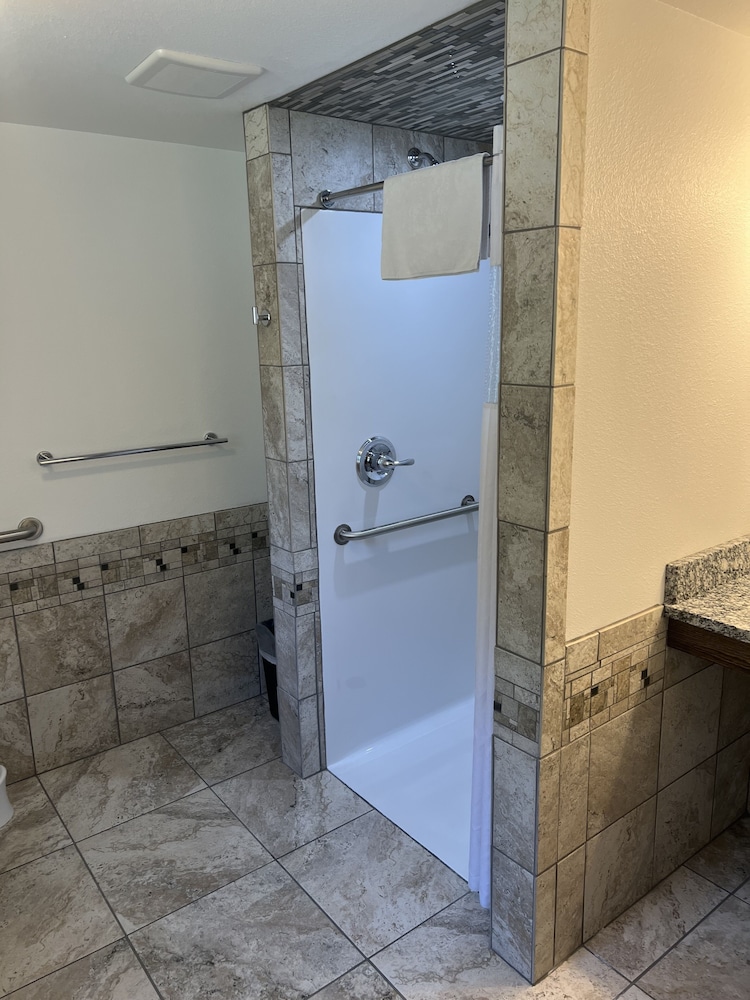 All Star Inn & Suites
