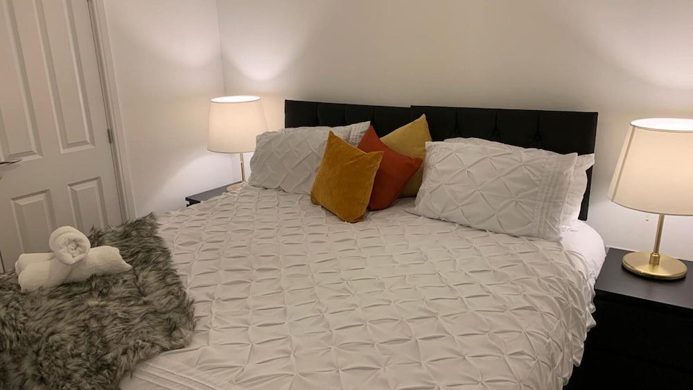 Pristine 3-bed House in Grays view 3