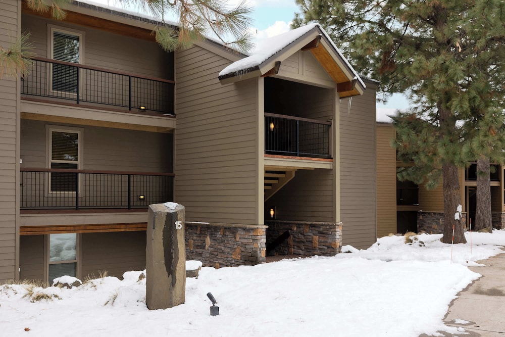Cozy Cascade Retreat - For 4!