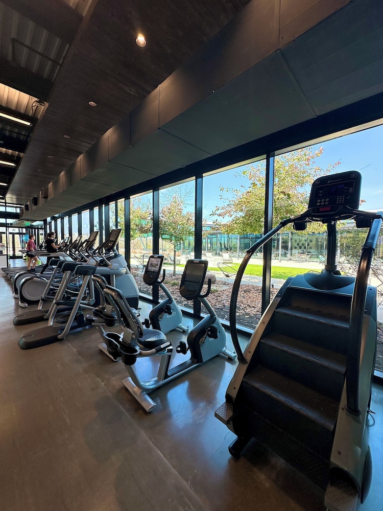 Luxury 2S Condo Hot Tub Gym Pool Airport