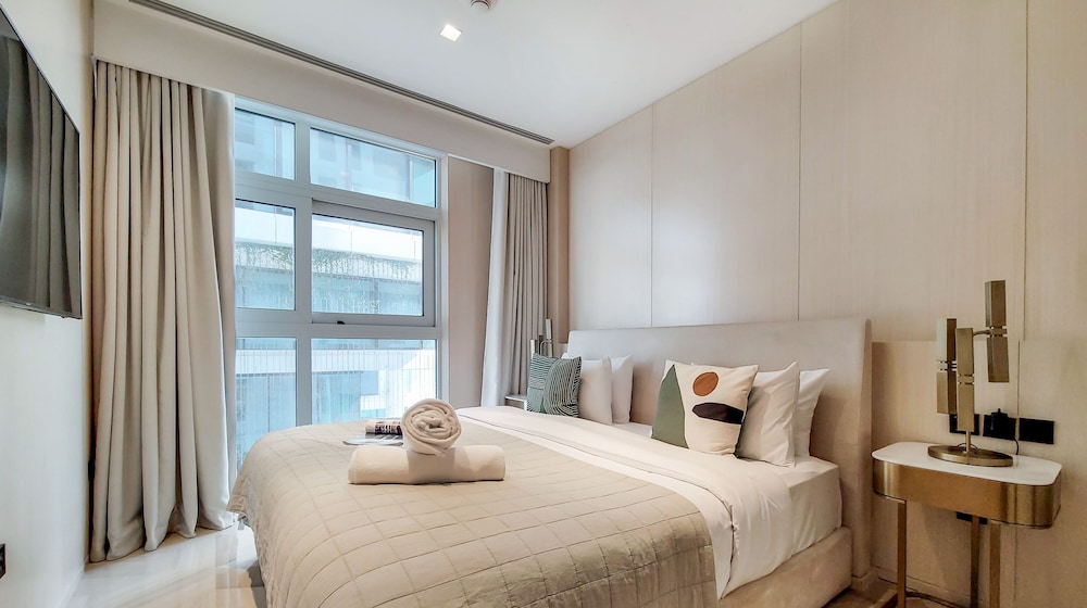 Manzil - 2BR | FIVE Palm | Pool & Beach Access — hotel room