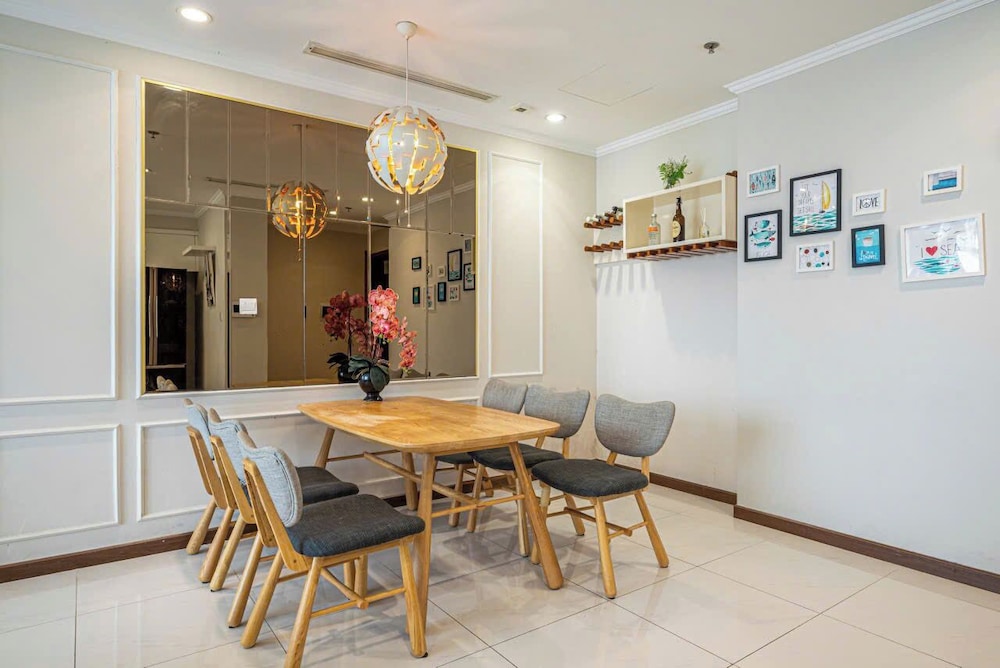Apartment Landmark 81 by Urban Home