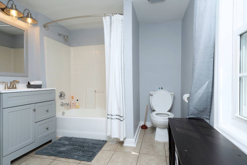 Renovated 3 Bedroom Close to Downtown