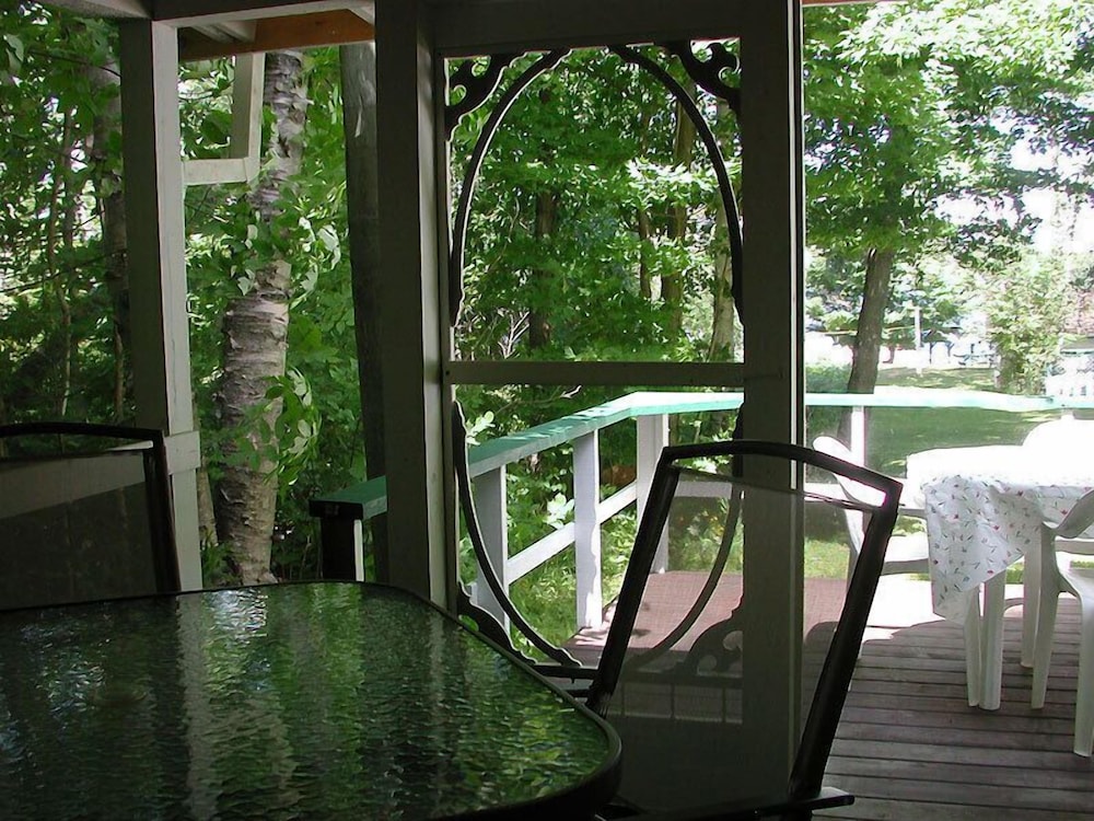 Birch Cliff Lodge on Baptiste Lake