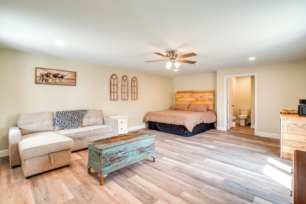 Studio Stay w/ Deck in Missouri Wine Country
