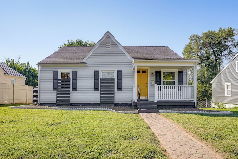 Fenced-in Yard: Home 7 Mi to Shenandoah Nat'l Park