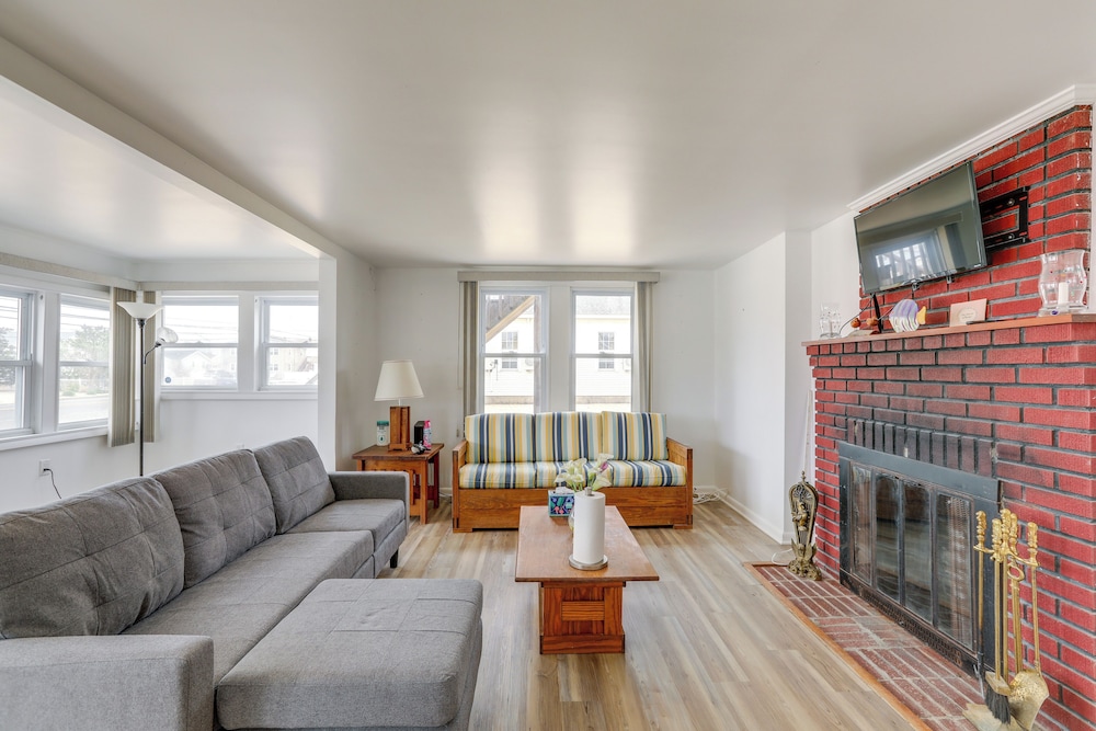 Walk to Bay & Ocean: Pet-friendly Surf City Apt
