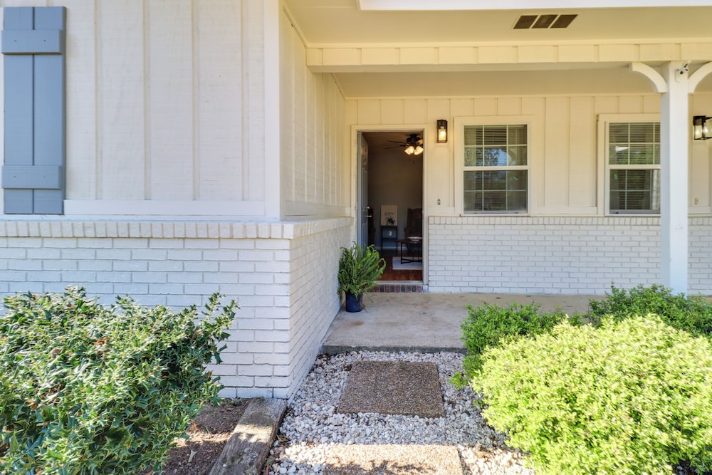 Walk to Dining & Shops: Dtwn Brookhaven Home!