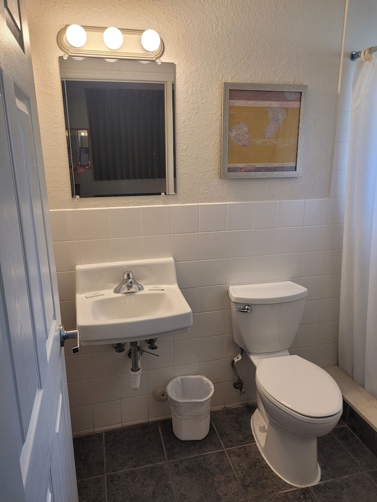 Queens Lodge Motel