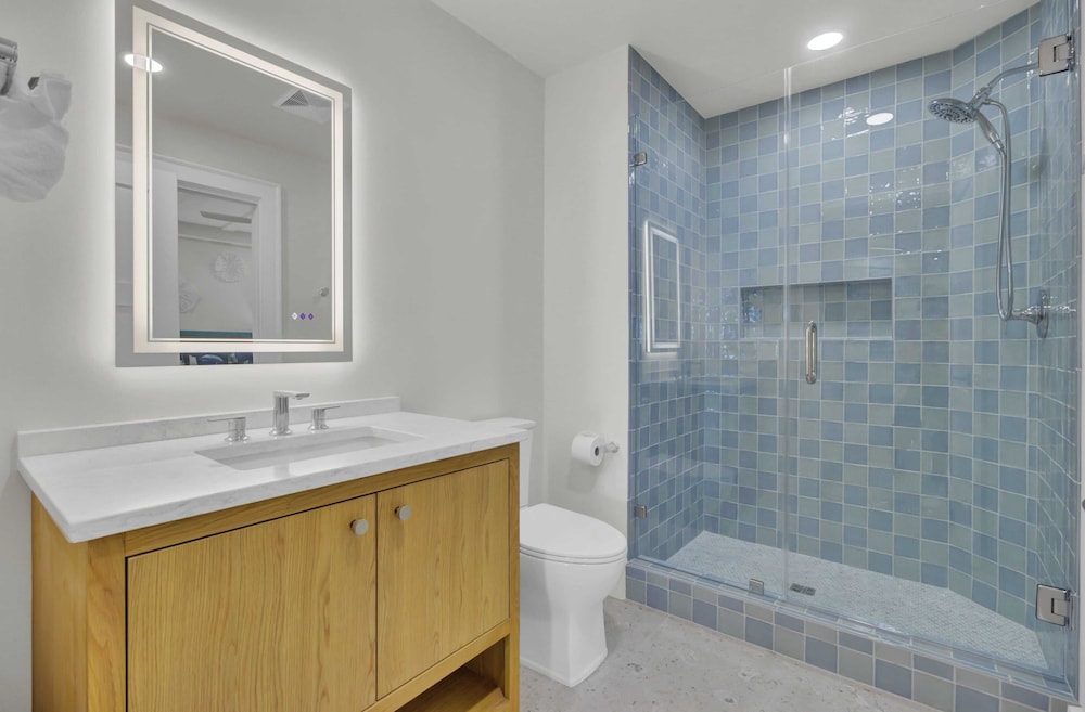 516 Seascape Oceanfront Condo With Pool Access in Wild Dunes