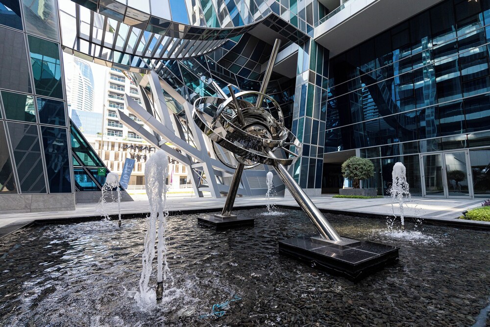 SIMPLY COMFORT Urban Chic Suites in J One Tower City & Canal Views