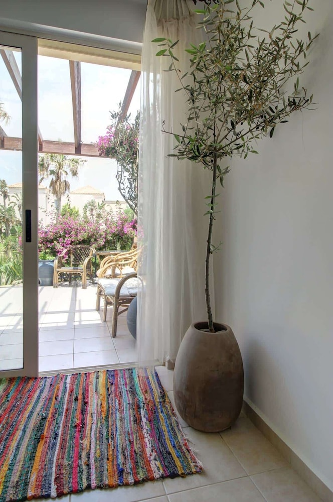 Villa Elias 3BR with Jacuzzi & Pool
