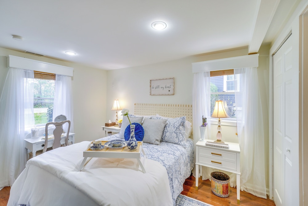 Hike, Sip & Explore: Charming Waterford Cottage!