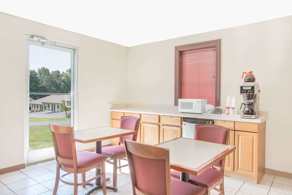 Roanoke Rapids Vacations - Knights Inn Emporia - Property Image 4