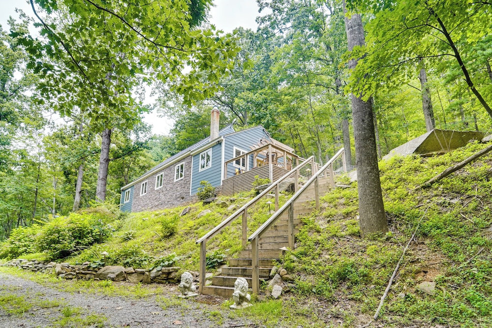 13 Mi to Shenandoah NP: Serene Mtn-view Hideaway