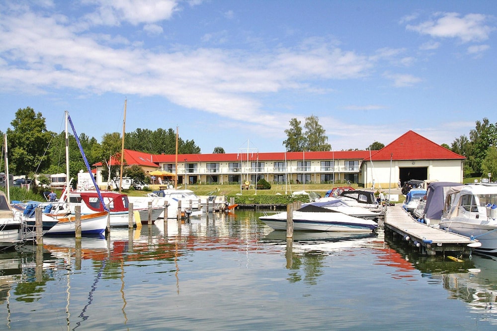 Aparthotel by Lake Heidensee With Boat Rentals