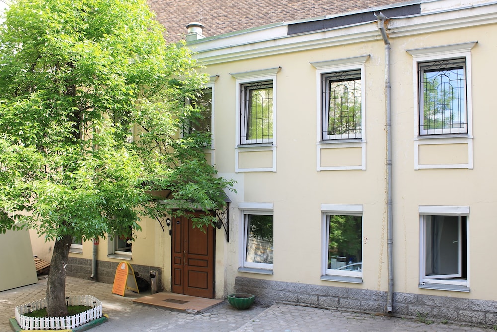 Landmark City Hotel - Hostel
