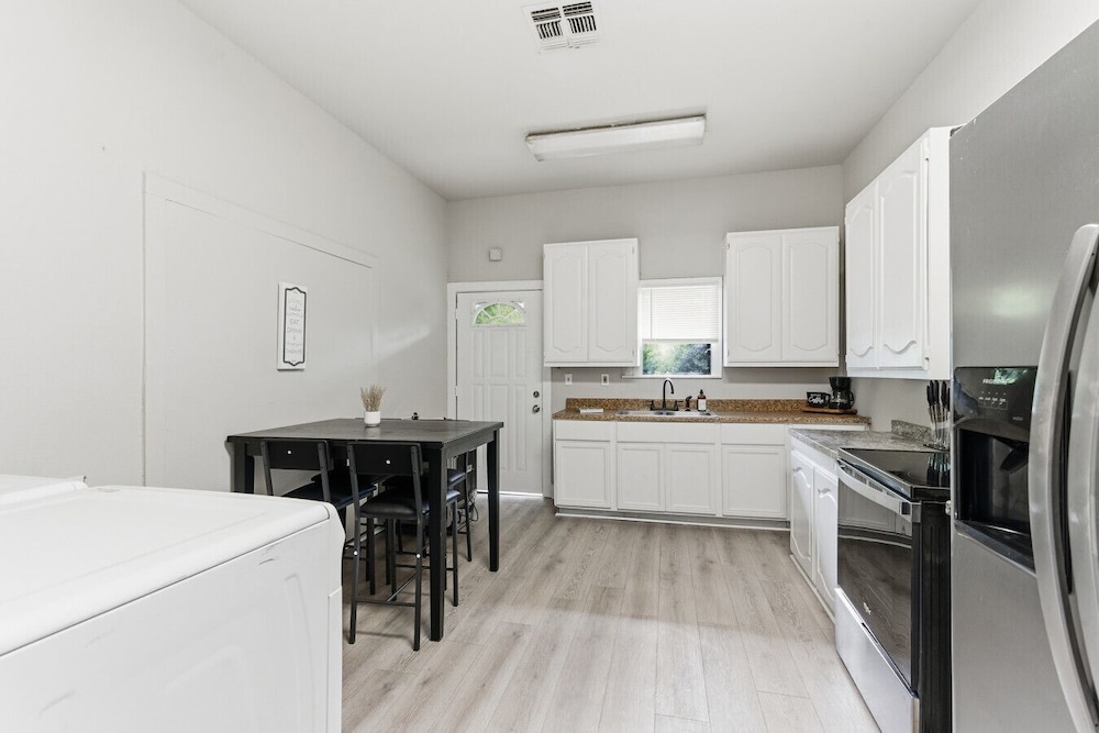 Bright 2BR Duplex Mins to Downtown San Antonio