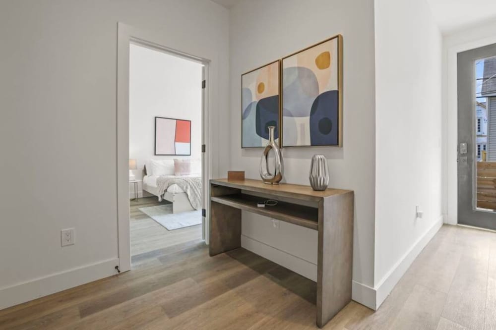 Work Of Art -3 Bedroom Elegant Townhome-columbus
