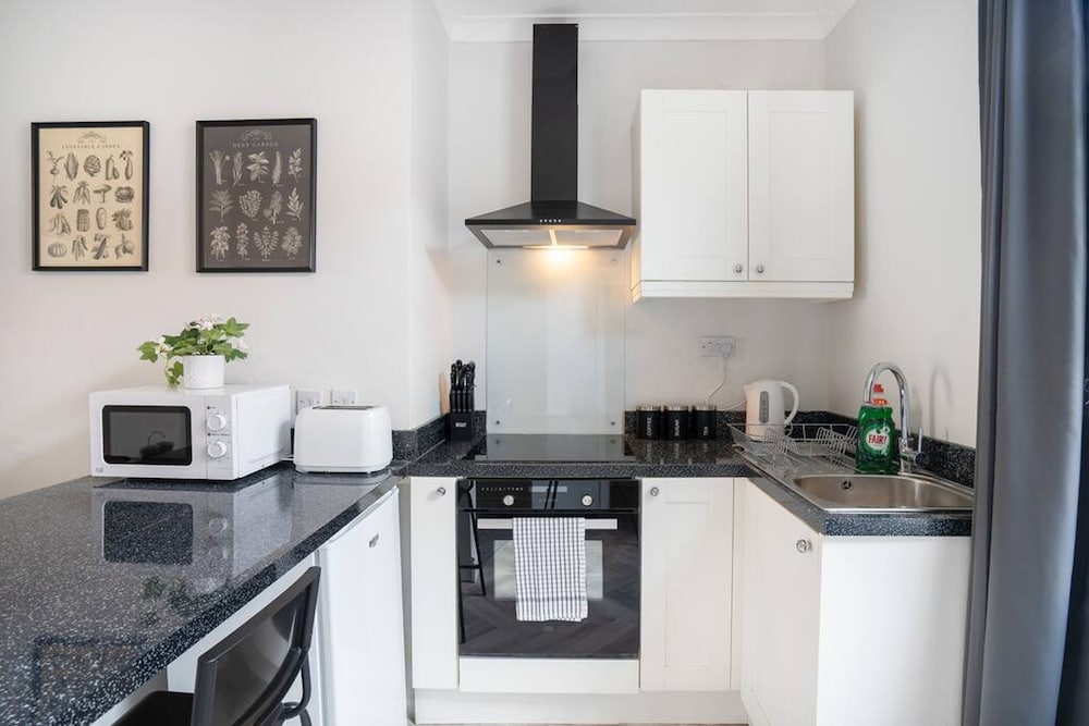 Central 2 Bedroom House-parking