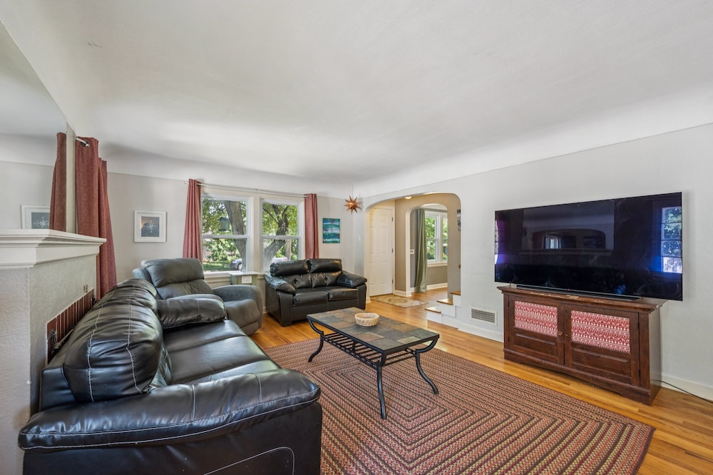 Charming Home Near Unc & Dt Greeley 5 Bedroom Home