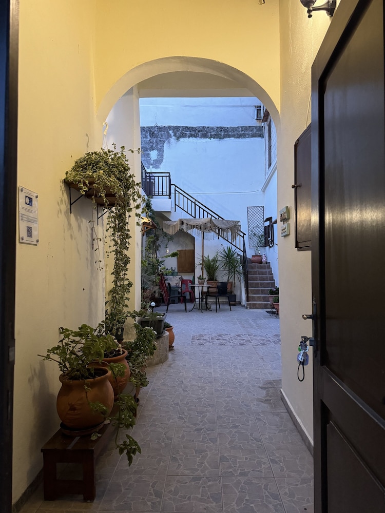 Eleni Rooms