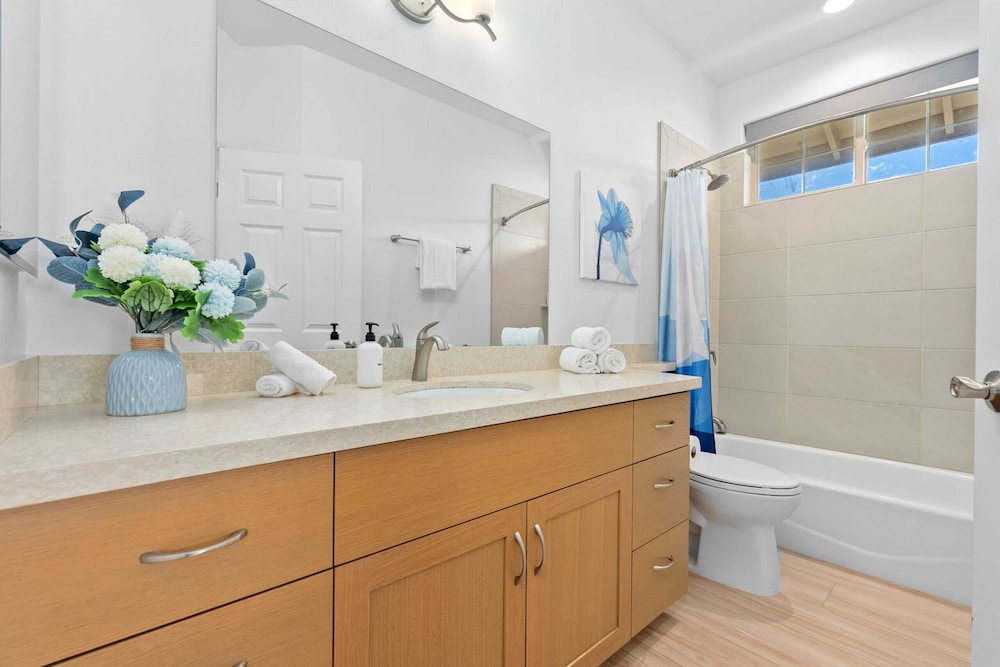 Sleeps 16, 2 Homes Ocean Views, Shared Pool + Gym, Near the Beach Avantstay